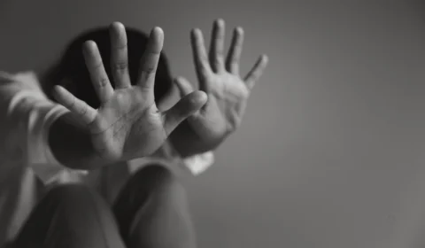 Adolescente é vítima de violência coletiva após ser confundida com alvo de facção no RJ