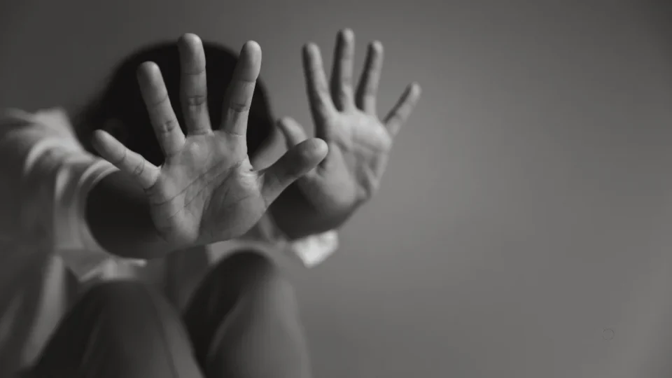 Adolescente é vítima de violência coletiva após ser confundida com alvo de facção no RJ