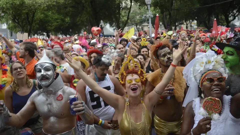 Calor e pancadas de chuva devem marcar o primeiro dia de Carnaval em todo o Brasil