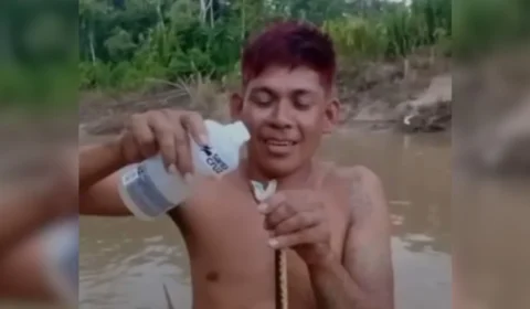 Indígena dá álcool, beija e mata cobra a mordidas; veja o vídeo