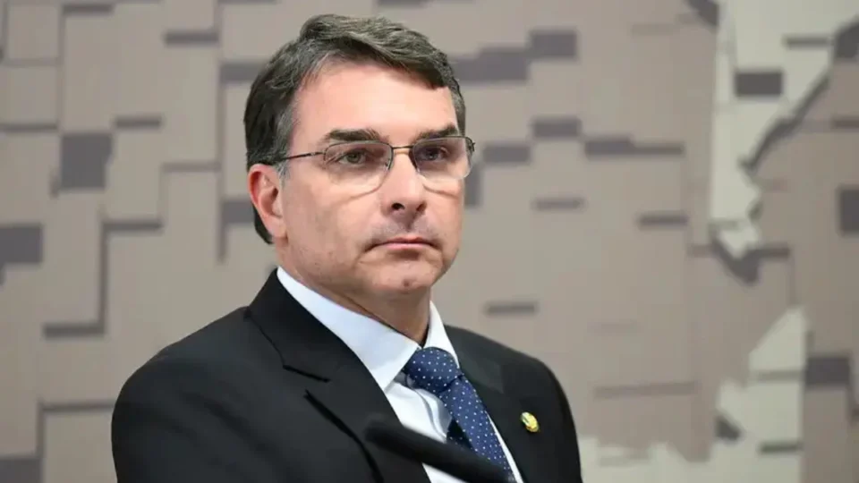 Fim da reeleição vira trunfo político de Flávio Bolsonaro
