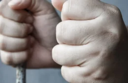 Peter Mandelson é preso no Reino Unido em meio a investigações ligadas ao caso Epstein