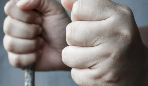 Peter Mandelson é preso no Reino Unido em meio a investigações ligadas ao caso Epstein