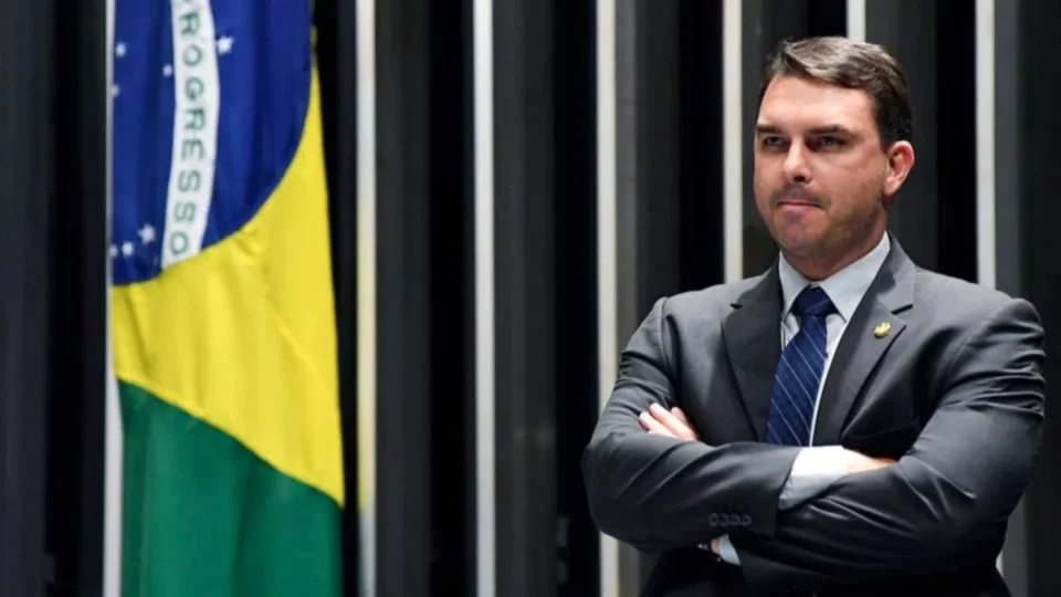 Flávio Bolsonaro usa linguagem neutra em aceno a eleitores fora da bolha conservadora: ‘todXs’