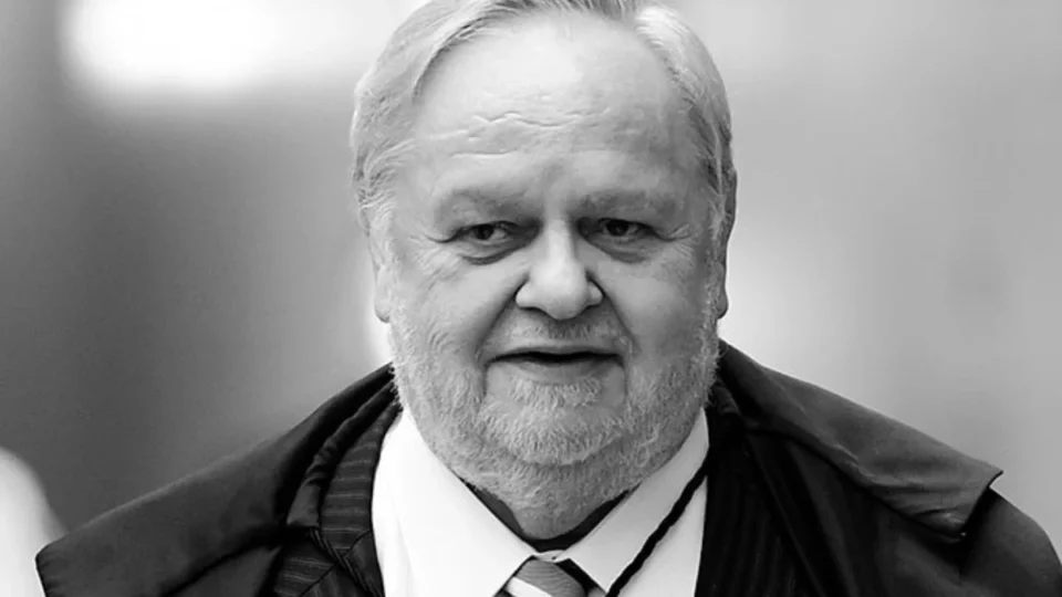 Morre Felix Fischer, ex-ministro do STJ, aos 78 anos