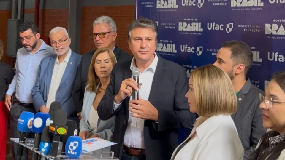 Durante agenda no Acre, Camilo Santana confirma pacote milionário para a educação federal