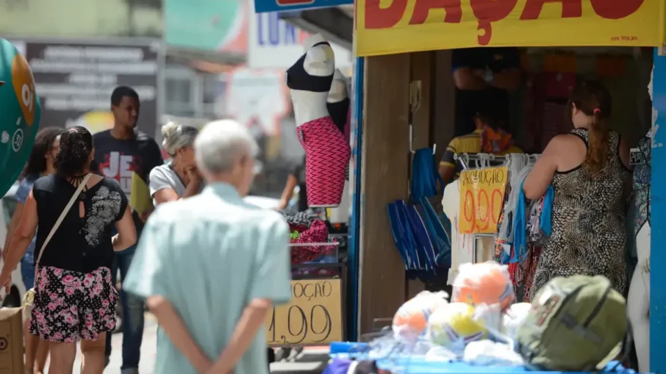 Adiamento de regras no comércio ocorre em meio a debates sobre o fim da escala 6×1