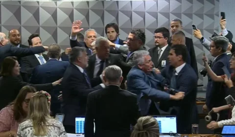 Bate-boca e empurrões suspendem CPMI do INSS após decisão sobre sigilo de filho de Lula; veja vídeo
