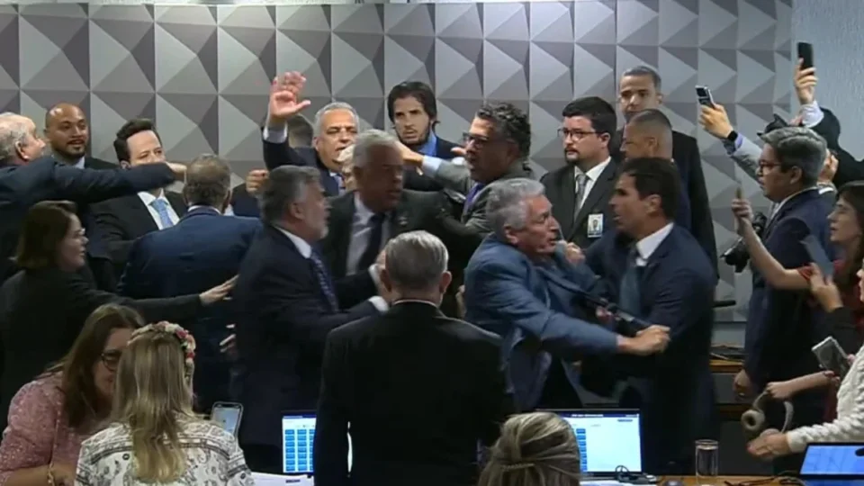 Bate-boca e empurrões suspendem CPMI do INSS após decisão sobre sigilo de filho de Lula; veja vídeo