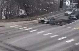 Cratera gigante se abre no asfalto e suga veículos nos EUA; veja vídeo