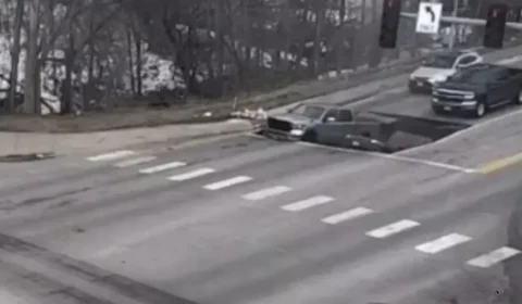 Cratera gigante se abre no asfalto e suga veículos nos EUA; veja vídeo