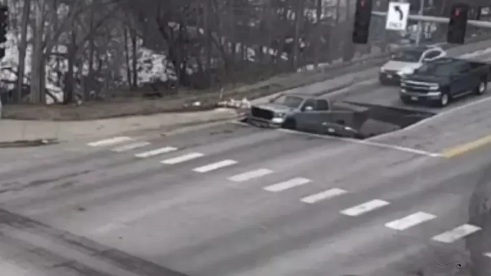 Cratera gigante se abre no asfalto e suga veículos nos EUA; veja vídeo
