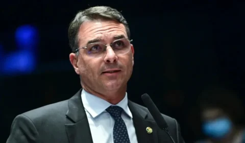 Flávio Bolsonaro aparece com 44,4% contra 43,8% de Lula em segundo turno, mostra pesquisa
