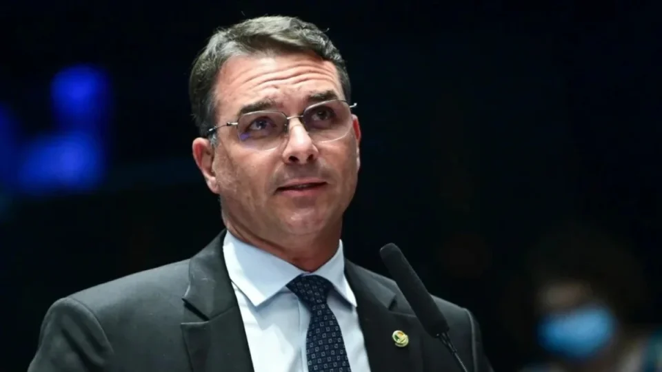Flávio Bolsonaro aparece com 44,4% contra 43,8% de Lula em segundo turno, mostra pesquisa