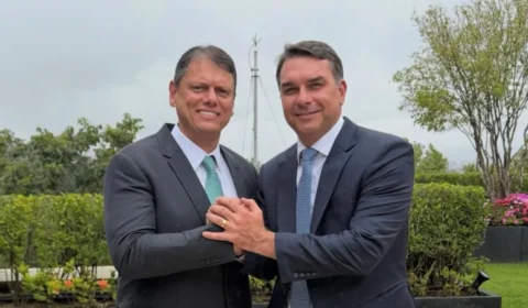 Flávio Bolsonaro apresenta ‘Projeto Brasil’ e sela parceria com Tarcísio