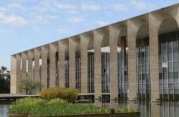 Brasil condena ataques dos EUA e Israel ao Irã e pede respeito ao Direito Internacional