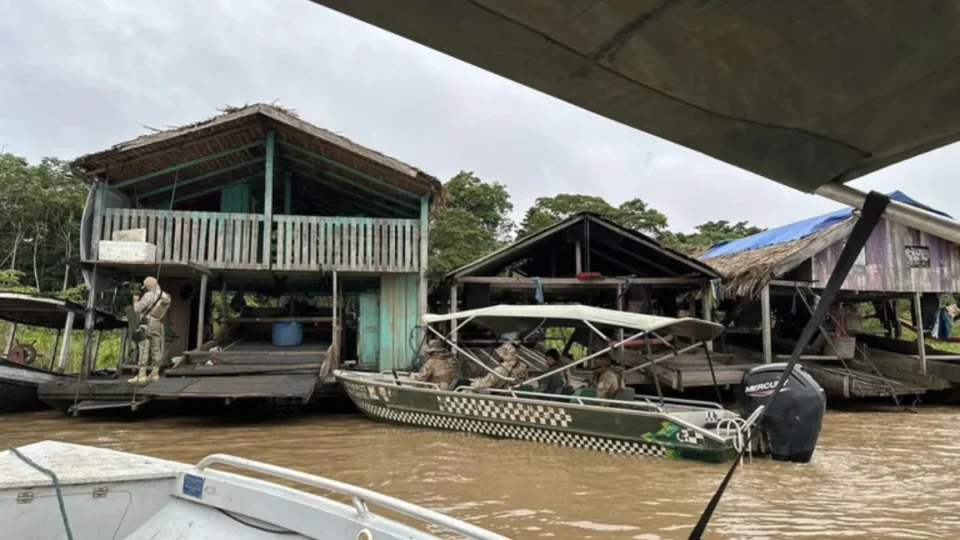 PF destrói 47 estruturas de garimpo ilegal no Rio Madeira