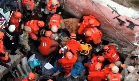 Criança suplicava ‘me tira daqui’ ao ser resgatada de desabamento que matou a mãe no Rio