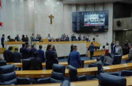 Câmara aprova reajuste salarial e cria folga indenizável para servidores do Congresso