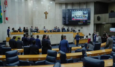 Câmara aprova reajuste salarial e cria folga indenizável para servidores do Congresso