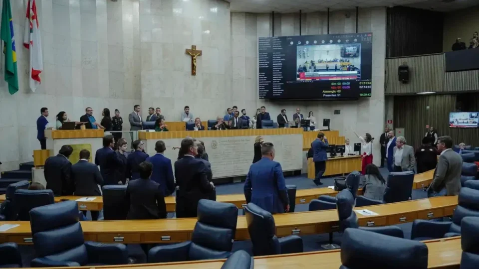 Câmara aprova reajuste salarial e cria folga indenizável para servidores do Congresso