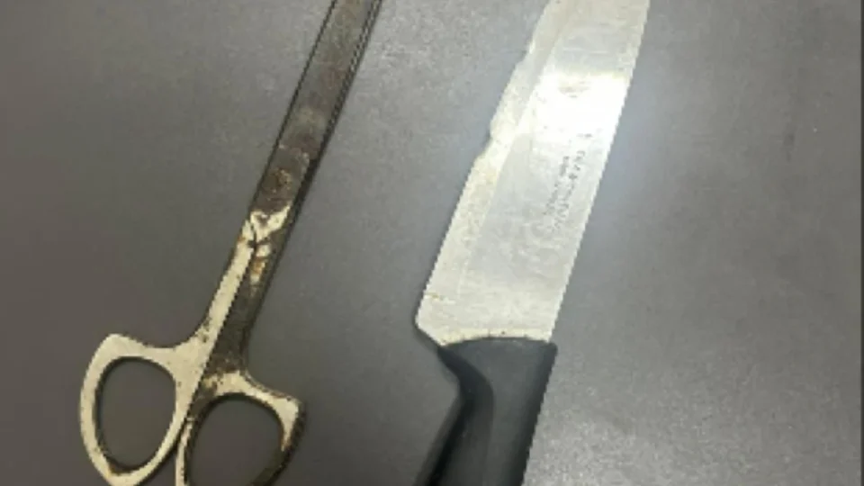 Criança chama a polícia após pai agredir mãe grávida por reclamar de casa suja