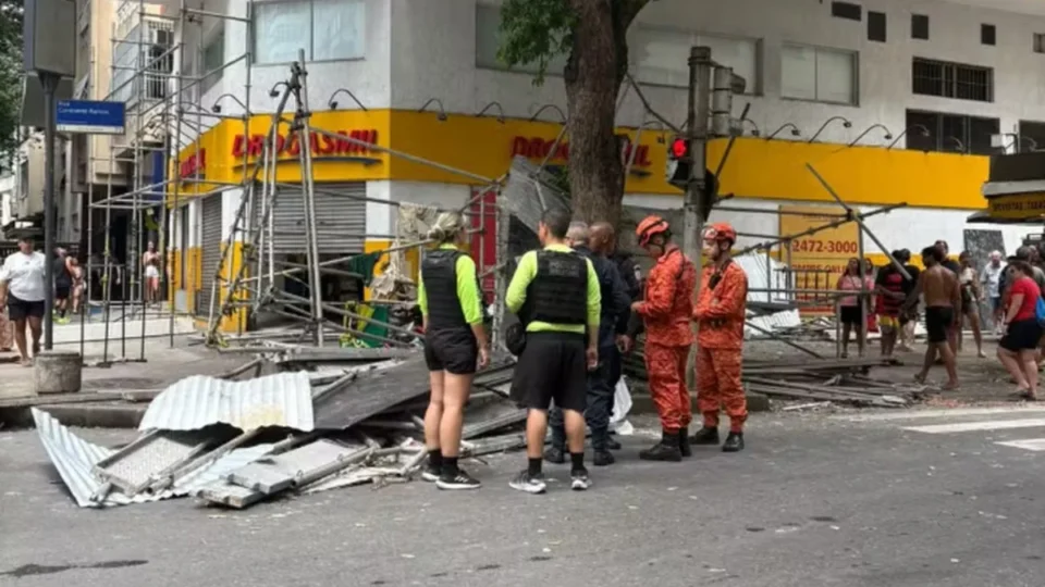Andaime desaba em Copacabana e mata mulher no Rio