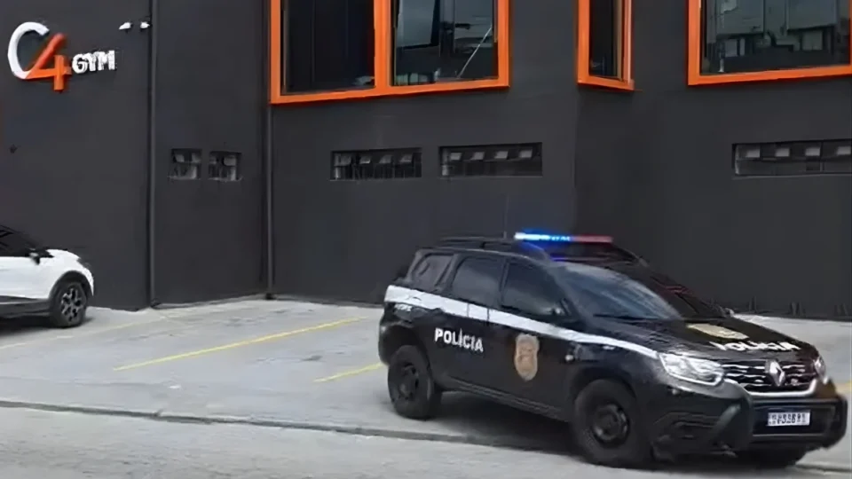 Aula de natação acaba em morte e deixa alunos em estado grave; entenda