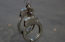 Mulher é condenada após ofender policiais e arremessar cerveja contra viatura em Goiás