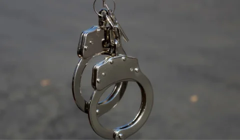 Mulher é condenada após ofender policiais e arremessar cerveja contra viatura em Goiás