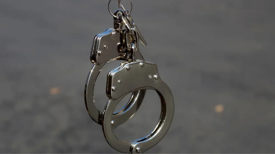 Mulher é condenada após ofender policiais e arremessar cerveja contra viatura em Goiás