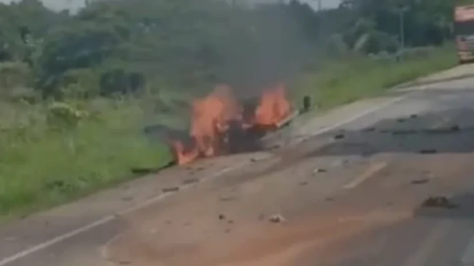 Colisão entre carreta e carro deixa ao menos quatro mortos na BR-364