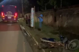 Ônibus colide com motocicleta estacionada e condutores deixam local no bairro Floresta