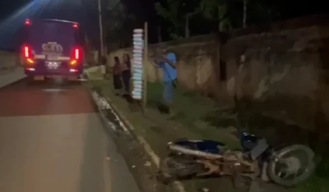 Ônibus colide com motocicleta estacionada e condutores deixam local no bairro Floresta