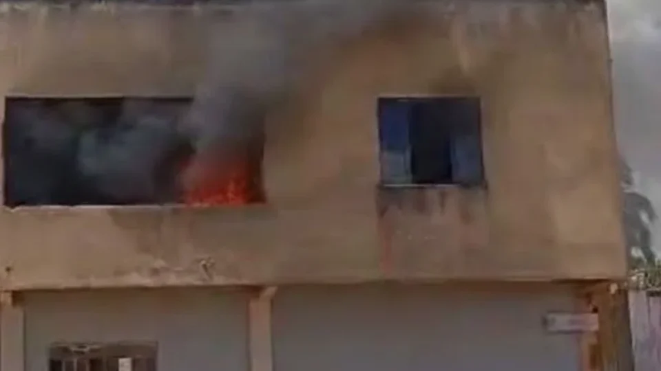 Incêndio atinge residência no bairro Jardim Primavera, em Vilhena