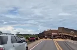 Acidente com três carretas é registrado na BR-364, em Cacoal