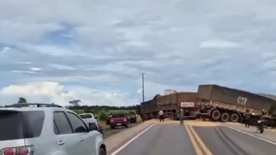 Acidente com três carretas é registrado na BR-364, em Cacoal