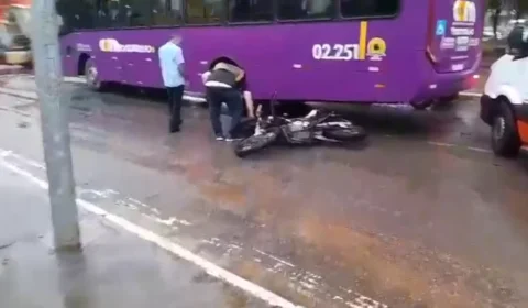 Motociclista escapa de tragédia após colisão com ônibus em cruzamento de Porto Velho