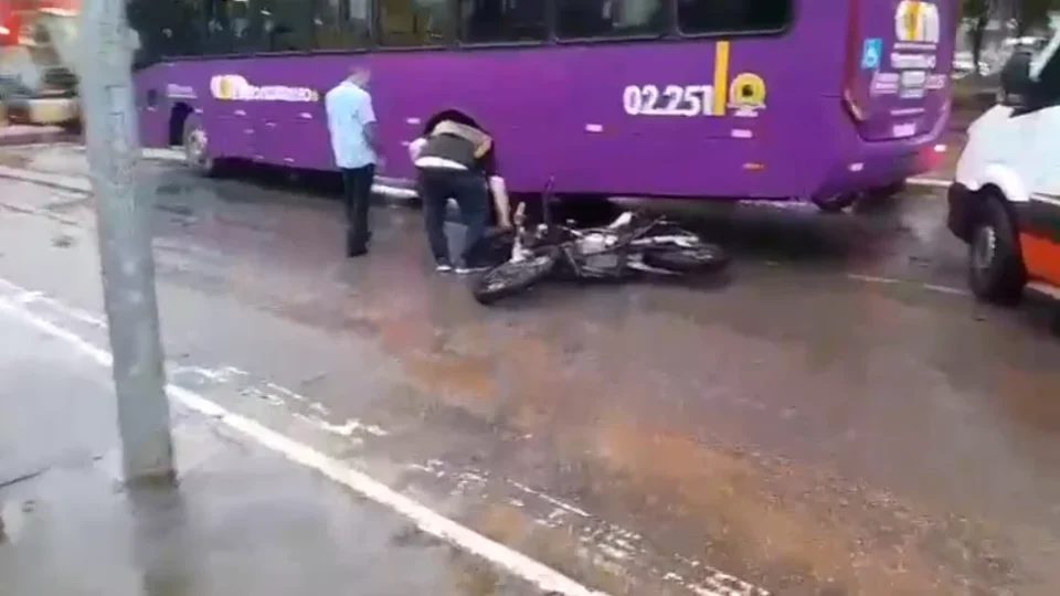 Motociclista escapa de tragédia após colisão com ônibus em cruzamento de Porto Velho