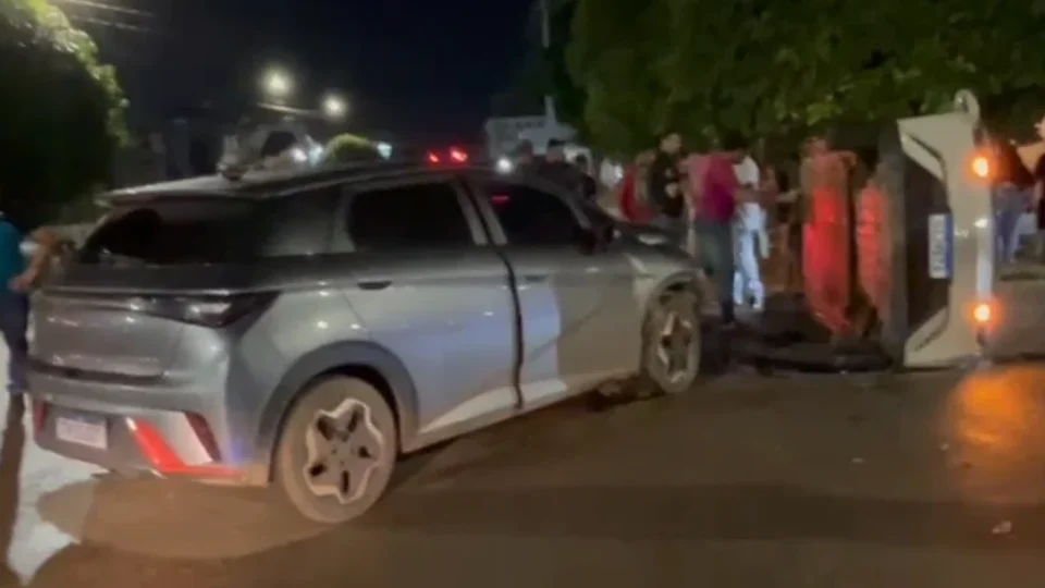 Capotamento deixa dois motoristas de aplicativo feridos em Porto Velho