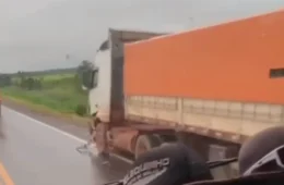 Motociclista e garupa morrem após colisão com carreta na BR-364, em Pimenta Bueno