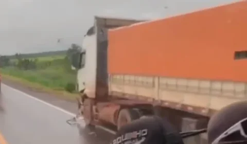 Motociclista e garupa morrem após colisão com carreta na BR-364, em Pimenta Bueno