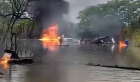 PF destrói dragas e balsas usadas na extração de ouro no rio Madeira