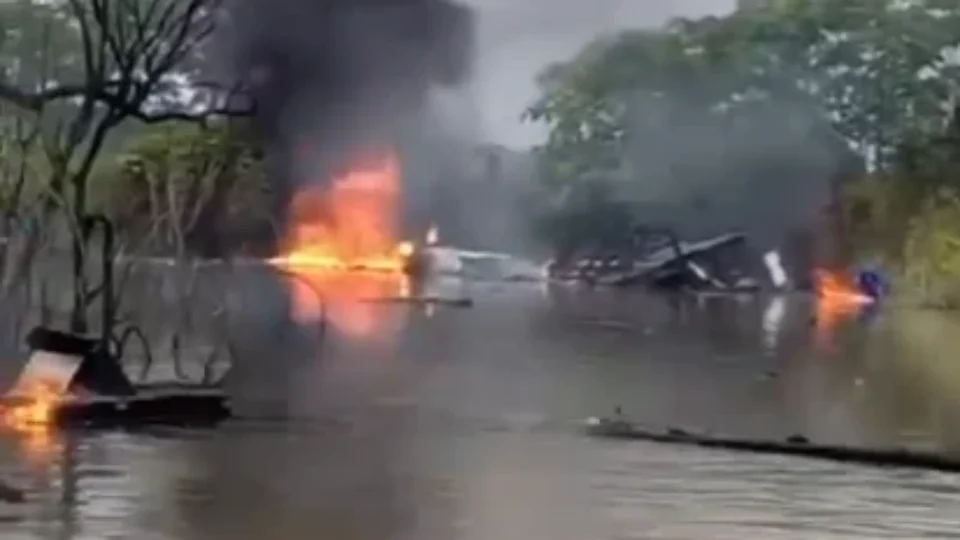 PF destrói dragas e balsas usadas na extração de ouro no rio Madeira