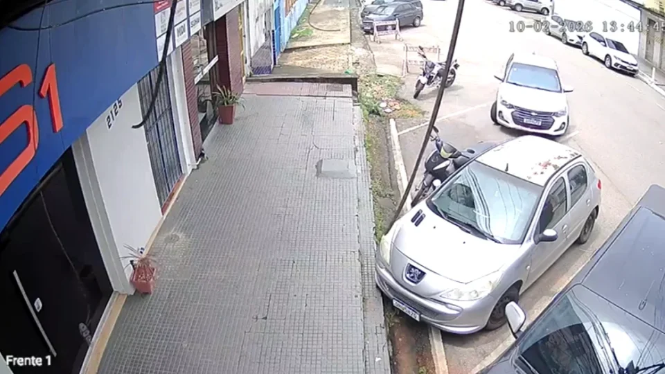 Criminoso é flagrado por câmeras furtando carro na região Central de Porto Velho