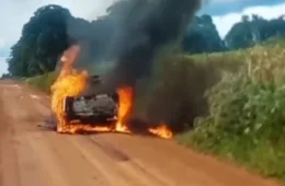 Incêndio consome completamente carro na RO-458, em Candeias do Jamari