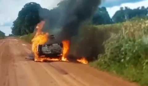 Incêndio consome completamente carro na RO-458, em Candeias do Jamari