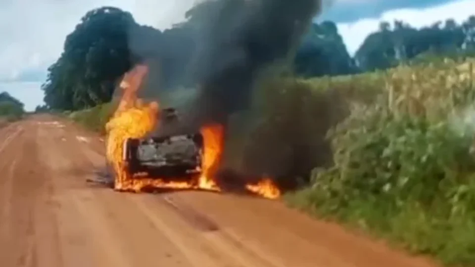Incêndio consome completamente carro na RO-458, em Candeias do Jamari