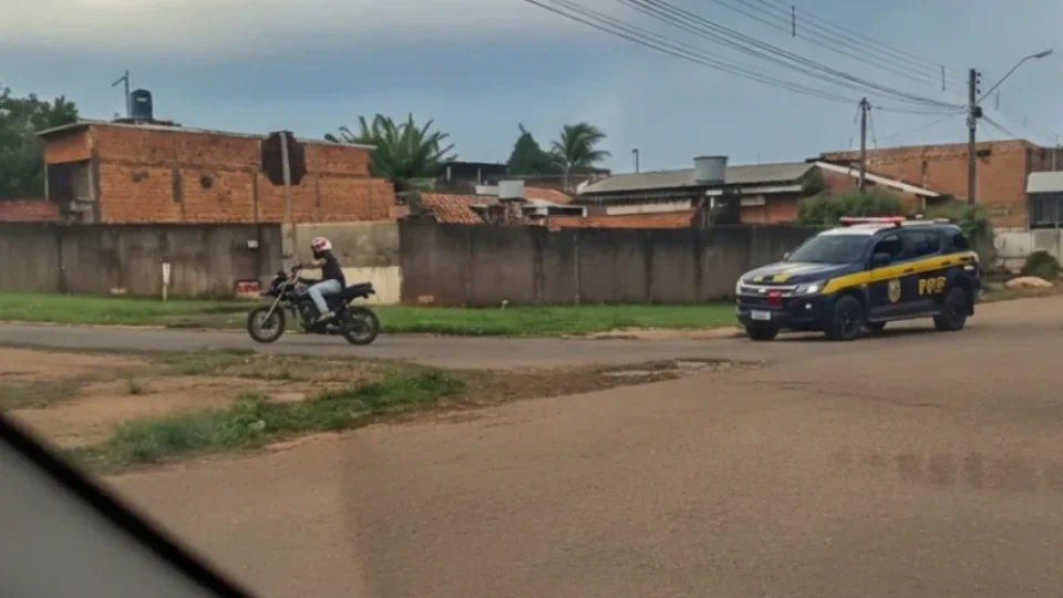 Motociclista que praticava manobras perigosas foge da PRF, mas é detido em Jaru