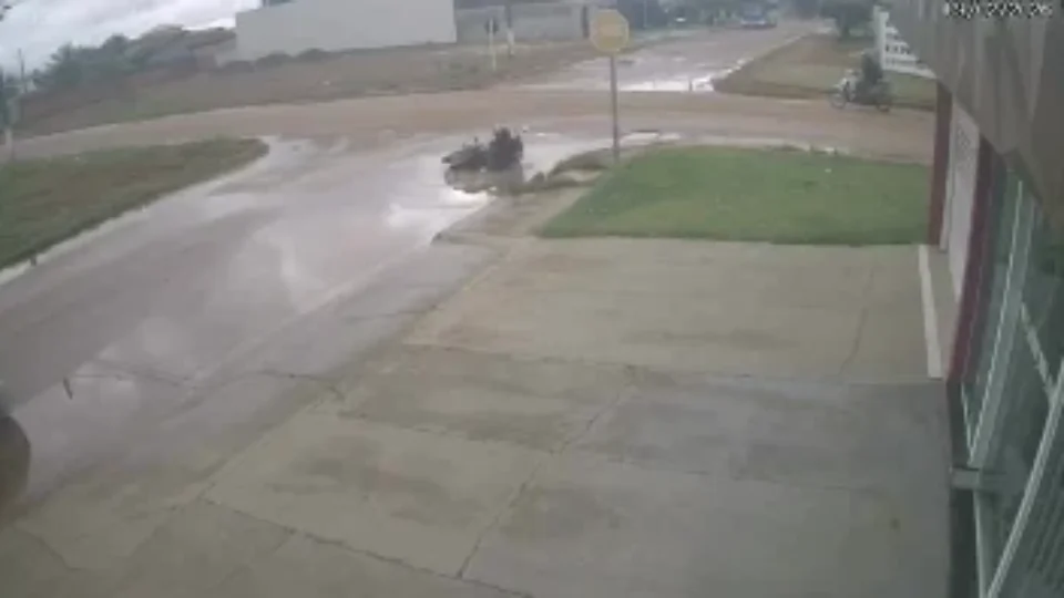 Moradores denunciam buraco encoberto por água na zona urbana de Vilhena